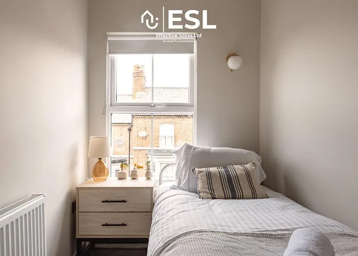 Central 5 Bedroom - 3 Bathroom Townhouse - Perfect For Families & Group Stays