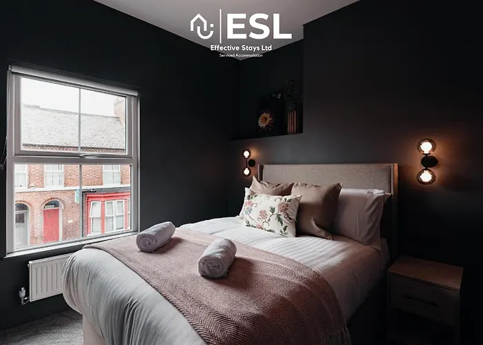 Central 5 Bedroom - 3 Bathroom Townhouse - Perfect For Families & Group Stays