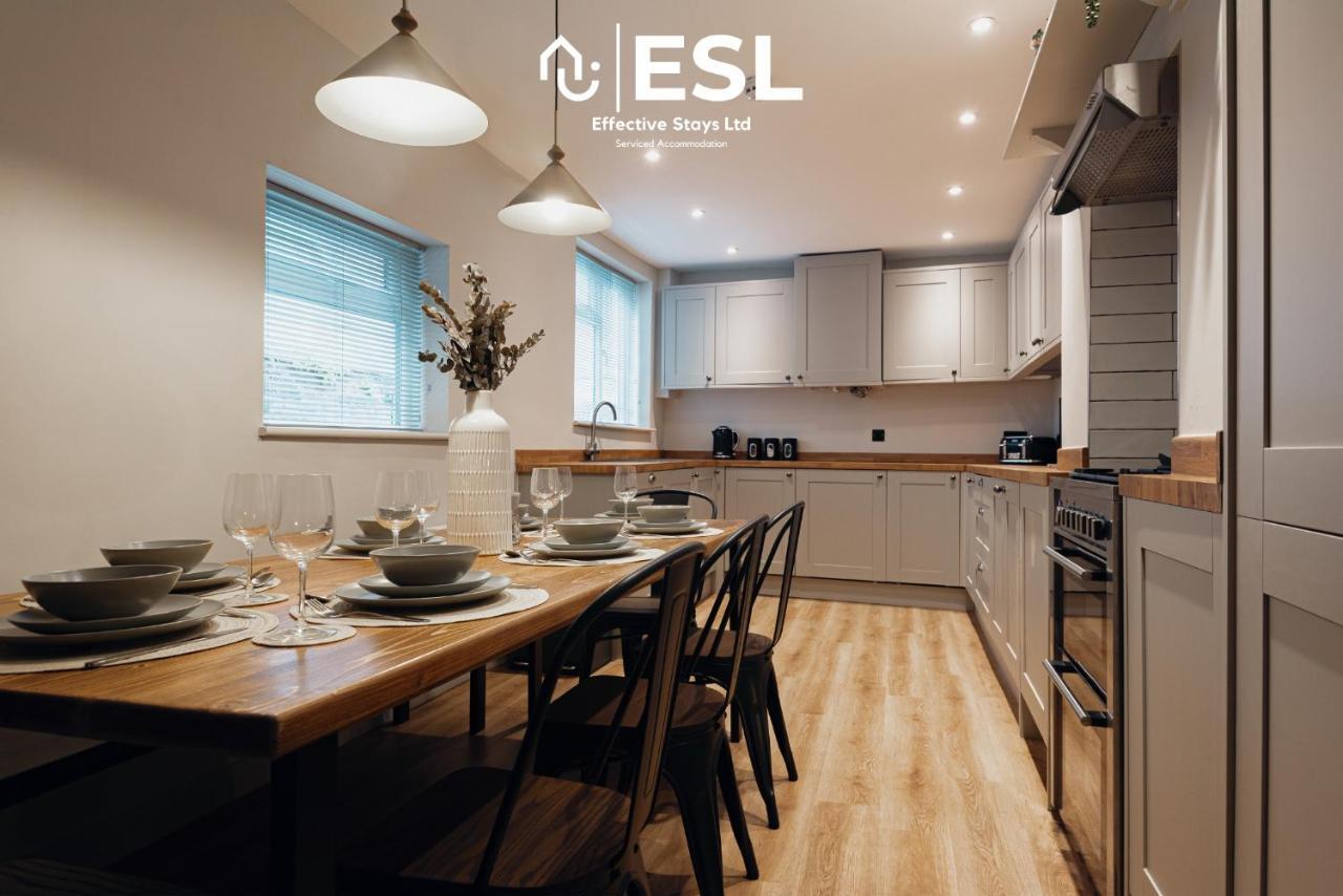 5 Bedroom - 3 Bathroom Townhouse - Perfect For Families & Group Holiday home Chester