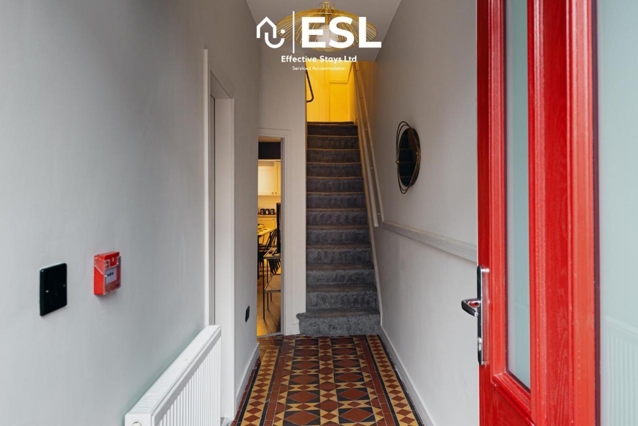5 Bedroom - 3 Bathroom Townhouse - Perfect For Families & Group *